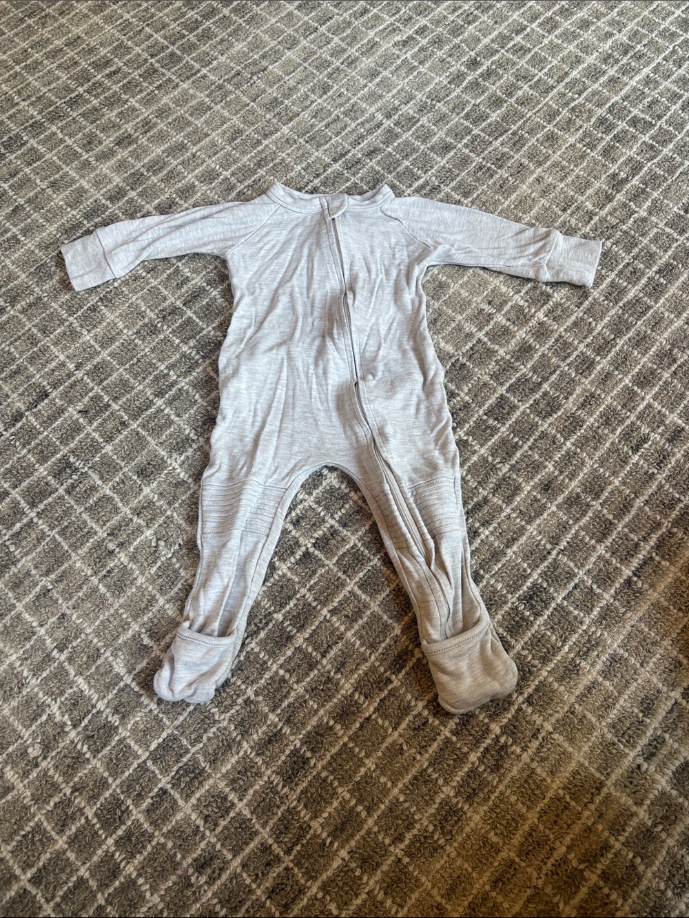 Goumi One-Piece Zipper Sleeper - Light Gray (size 6-12 mo)